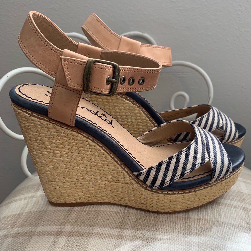 ✨ SPLENDED nautical wedges | | navy white and tan